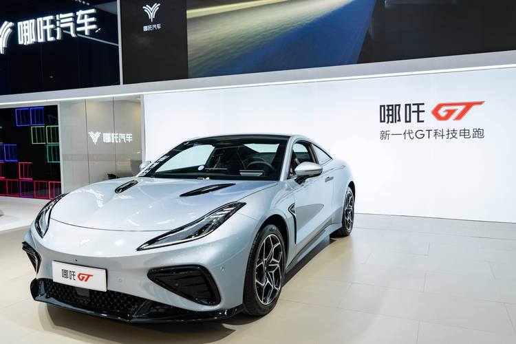 重庆290哪吒汽车在智能汽车领域的表现，领途汽车在新能源汽车市场中的影响力